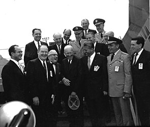 ASV prezidents Dvaits D. Eizenhauers un MSFC direktors, doktors Verners fon Brauns dalās jokā. Eizenhauers viesojās Māršalā, lai piedalītos 1960. gada 8. septembra veltīšanas ceremonijā.