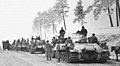 Xe tăng T-34 và bộ binh Xô-viết chuẩn bị tham gia chiến dịch tại Zitomir năm 1944