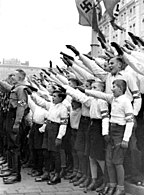 Гитлерюгенд у посольства в Позене приветствует министра МВД Германии Вильгельма Фрика, 1939