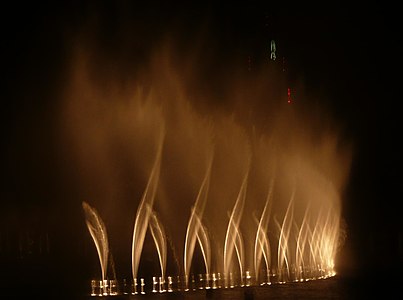 Dubai Fountain (2008), 'n rekenaar-geprogrammeerde musikale fontein, is 250 m (820 ft)   m (820   ft) lank en kan 150 m (490 ft)   m (490   ft) in die lug