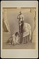 „Studentai su klasikiniais kostiumais prieš Afroditės skulptūrą Pensilvanijos akademijoje“, apie 1883 m.
