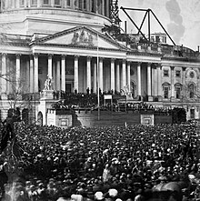 Photographie noir et blanc de la foule pressée devant le Capitole