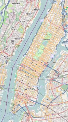 Mapa konturowa Manhattanu, na dole nieco na lewo znajduje się punkt z opisem „Uniwersytet Nowojorski”
