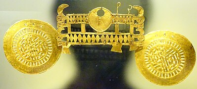 Golden Muisca nariguera (nose piece) displayed in the Museo del Oro