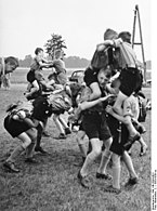 Мальчики в «рыцарском лагере» в Пятидесятницу 1933 года