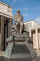 Άγαλμα του Ντοστογιέφσκι μπροστά από τη βιβλιοθήκη