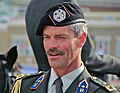 Maggior generale Henk Morssink con basco nero del reggimento ussaro “Principe d'Arancio”