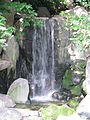 Kaskada v vrtu Keitaku-en blizu Osake