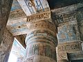 Coluna egípcia papiriforme, com capitel de flor de papiro fechada, Luxor.