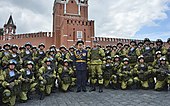 Pasukan VDV dan panglima VDV, Koljen Andrey Serdyukov berfoto bersama di depan Kremlin Moskwa