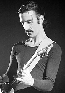 Frank Zappa dum koncerto en Norvegio en la jaro 1977