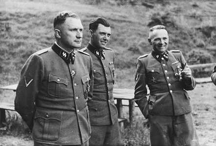 Josef Mengele (centre), junt amb Richard Baer (esquerra) i Rudolf Höß (dreta) a Auschwitz, 1944
