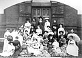 Vassar College, Klasse von 1882. Yamakawa Sutematsu ist in der dritten Reihe von hinten die fünfte von links.