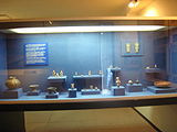 Експозиція музею Куїкуїлько: керамічні статуетки та посудини.