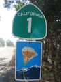 Veiskilt ved State Route 1. Skiltet under, med et bilde av en valmue fra California, indikerer at veien er en del av California's Scenic Highway System.