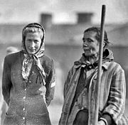 Survivant de Bergen-Belsen libéré avec une variante ersatz de la fin de la guerre (à gauche) ne présentant pas d'écusson en tissu, mais un N bien visible sur les vêtements extérieurs.