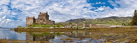 صورة پانوراميَّة لقلعة ألين دونن باسكتلندا
