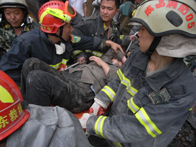 汶川大地震，都江堰一名老婦被困50小時後，成功獲消防人員救出