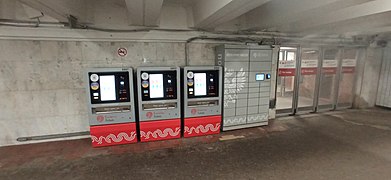 Билетные автоматы и почтомат «Почты России» рядом с закрытым северным входом на станцию, март 2023 года