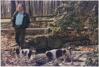 George H. W. Bush amb la Millie i el Ranger a Camp David.