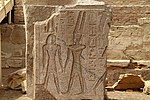 Gott Amun-Re hält Ramses II. das Lebenszeichen an die Nase mit den Worten: „Hiermit gebe ich dir alles Leben, Beständigkeit und Wohlergehen, alle Gesundheit, alle Herzensfreude, alle Tüchtigkeit, alle Stärke.“ (13. Jh. v. Chr.)
