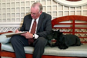 Barney, el gos de George W. Bush, amb Neil Amstrong a la Casa Blanca.