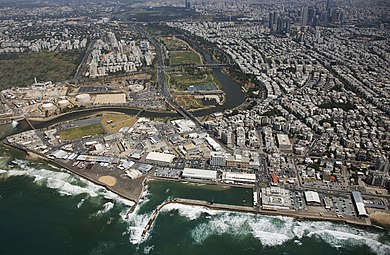 מבט מן האוויר על חצי האי הירקוני ועל נמל תל אביב עם יריד המזרח