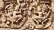 Dragons : détail du linteau de la porte principale de la tour centrale du Prasat Sikhoraphum, Thaïlande.