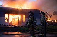 Zjarrfikësit që vëzhgojnë dëme në Minneapolis pasditen e 28 majit 2020