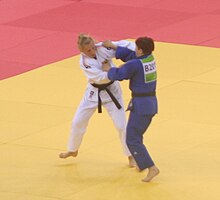 Deux judokates, de profil, en train de combattre.