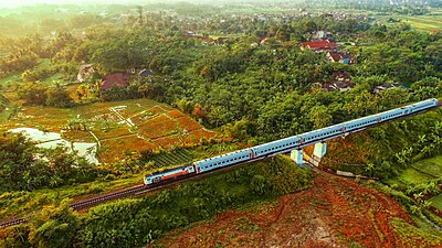 Kereta api Pangrango melintasi sebuah jembatan antara Stasiun Cigombong dan Maseng. Kereta api ini melayani perjalanan dari Bogor menuju Sukabumi.