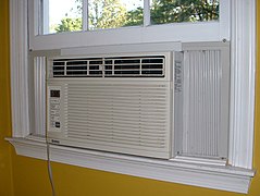Modernes Double Hung Window mit eingehängtem Klimagerät