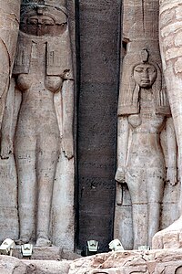 Statues de la reine Mérytamon et de sa sœur Baketmout ; la reine Mérytamon est visible à droite