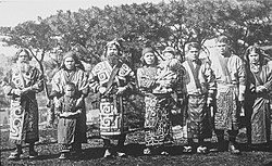 Ainų žmonių grupė, 1904 metai