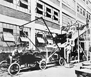 Linha de montagem da Ford, 1913.