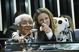 Session spéciale du Sénat fédéral pour la remise de la Commanderie Abdias Nascimento : premier gouverneur noir de l'histoire du Rio Grande do Sul, Alceu Collares ; et sénatrice Vanessa Grazziotin.