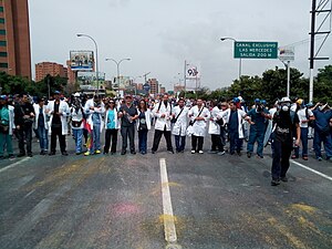 Linea de médicos bloqueando una calle
