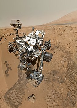 „Selfie“ Curiosity na Marsu pořízená pomocí robotického ramena vozítka