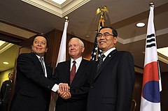 左から浜田、米国のロバート・ゲイツ国防長官、韓国の李相熹国防部長官（2009年5月30日）