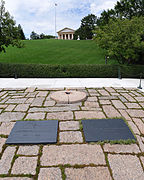 Au cimetière d'Arlington, la pierre tombale de Kennedy jouxte celles de Jacqueline et de leurs deux enfants morts prématurément.