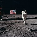 Buzz Aldrin salută drapelul SUA amplasat în Marea Tranquillitatis în timpul misiunii Apollo 11, din 1969.