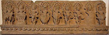 Les neuf Devas - Provenance exacte inconnue - Style des Khleang - Dernier quart du Xe siècle, début XIe siècle - Grès - Musée Guimet, Paris - De gauche à droite: Surya (le soleil) sur un char tiré par deux chevaux, Chandra (la lune) sur un piédestal, Yama (juge des morts, gardien du sud) sur le buffle, Varuna (dieu des eaux, gardien de l'ouest) sur Hamsa, Indra (roi des dieux, gardien de l'est) sur l'éléphant Airavata, Kubera (dieu des richesses, gardien du nord) sur le cheval, Agni (dieu du feu, gardien du sud-est) sur le bélier, Rahu (démon de l'éclipse) dans un tourbillon de nuages et Ketu (la comète) sur le lion.