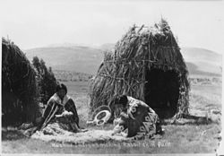 Amerikanische Washoe Indianerinnen arbeiten eine Kanindecke (1935?)