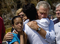 Bush enlace une femme noire et sa fille, dont les proches ont été tués par l'ouragan.