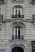 Еклектични класицистички прозори из 19. века у улици Молитор (Париз)