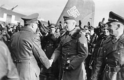 Fotografi av feltmarskalk Erich von Manstein håndhilser på Adolf Hitler