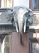 Einer der beiden Elefanten über dem Eingang im Detail