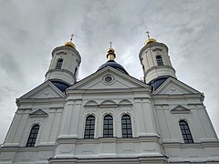Pediment of the Assumption Cathedral, Bryansk.jpg
