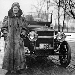 Alice Ramsey (1886–1983) im Kalb-Automobilistinnen-Mantel