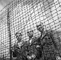 Libération du camp de concentration d'Amersfoort. Trois officiers néerlandais derrière les barbelés.